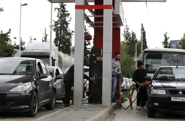 غلاء متصاعد للمشتقات النفطية.. مسؤول: تجار السوداء يراقبون السوق ويستغلون تفاقم الأزمة