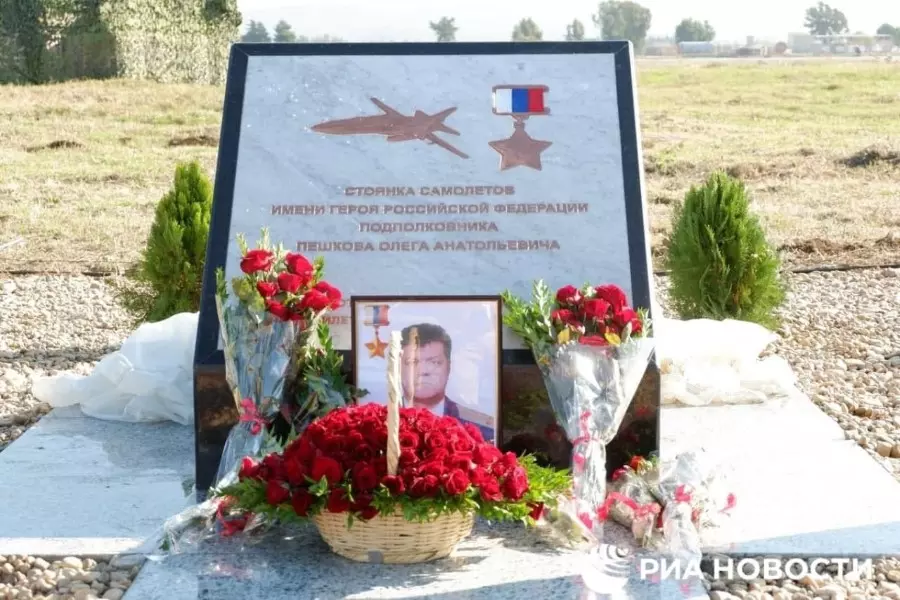 قتل خلال قصفه للسوريين ... روسيا تُدشن نصباً تذكارياً لطيار في حميميم بريف اللاذقية