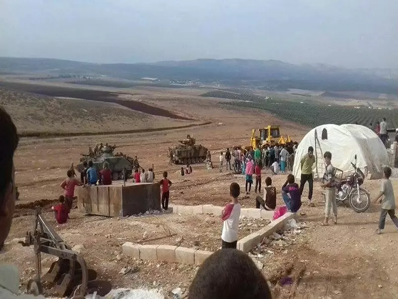 قوات ومدرعات تركية تتوغل داخل الأراضي السورية لبناء جدار عازل