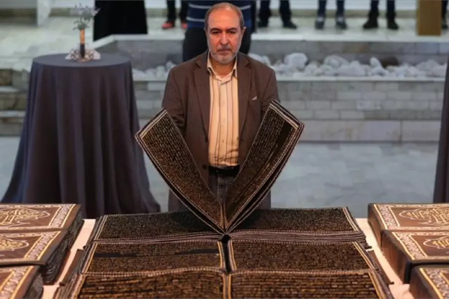 خطاط سوري ينهي حياكة مخطوط للقرآن الكريم على القماش في تركيا