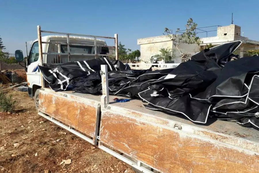 الدفاع المدني يعثر على مقبرة جماعية لعناصر قتلهم ضباط الأسد في معسكر الحامدية جنوب معرة النعمان