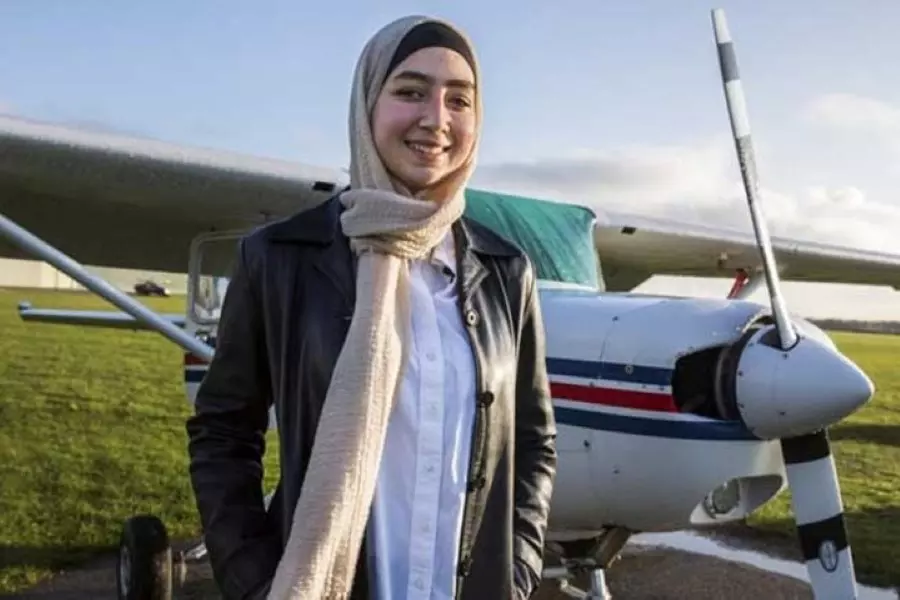 "مايا غزال" أول سورية لاجئة تقود طائرة خاصة بمفردها في بريطانيا