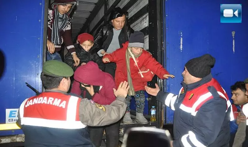قبل كارثة جديدة .. السلطات التركية توقف شاحنة تحوي على ١٠٠ لاجئ سوري في طريقهم إلى أوربا