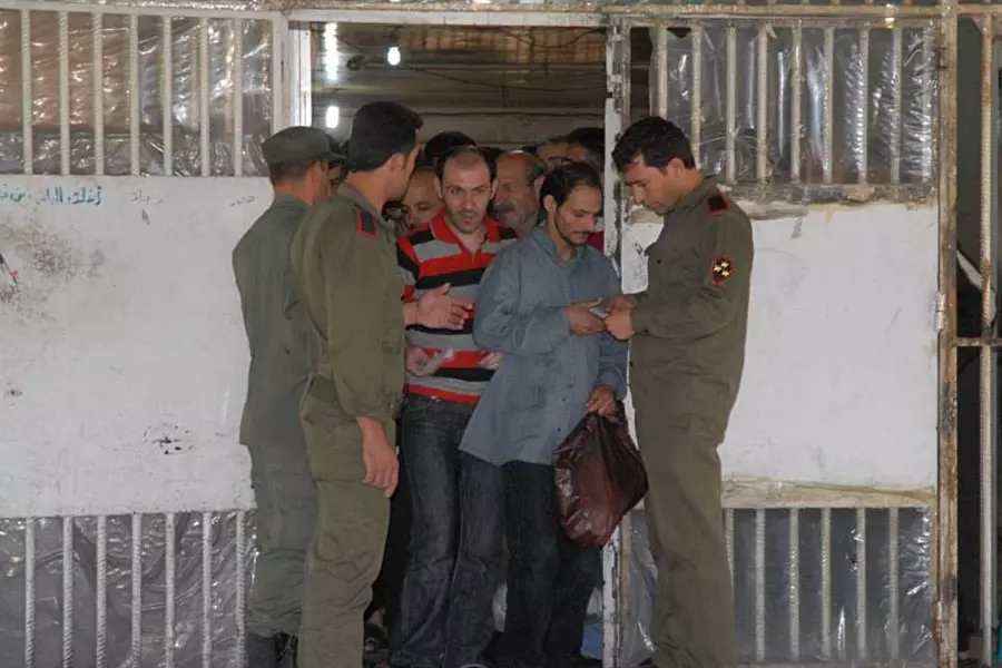 بعد تعديل إصدار مذكرات الاعتقال .. النظام يتخذ قراراً بشأن المعتقلين في سجونه
