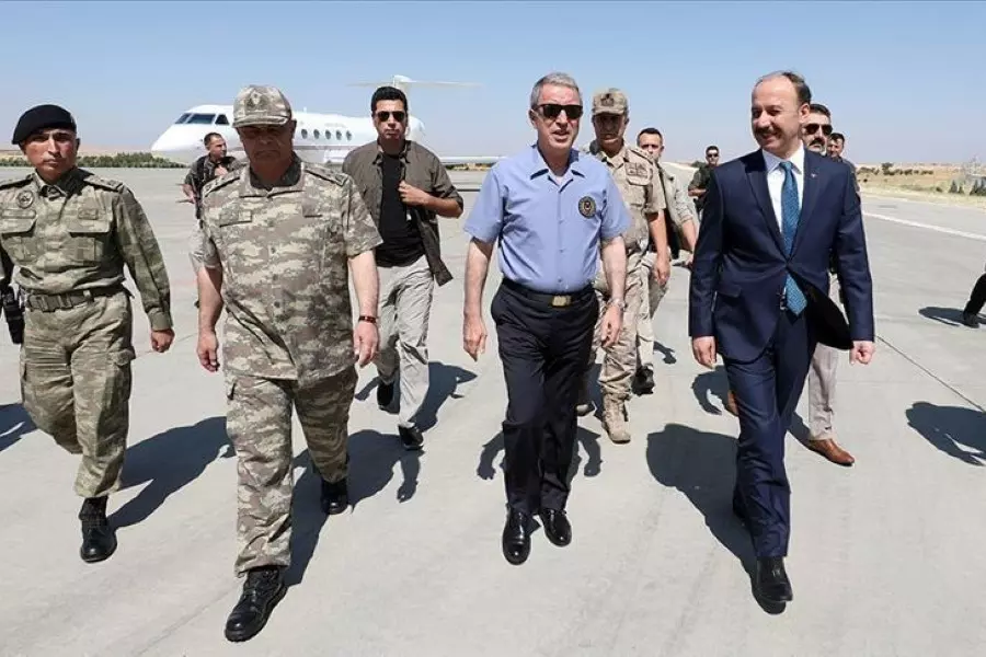 وزير الدفاع التركي يتفقد "مركز العمليات المشتركة" بشأن المنطقة الآمنة