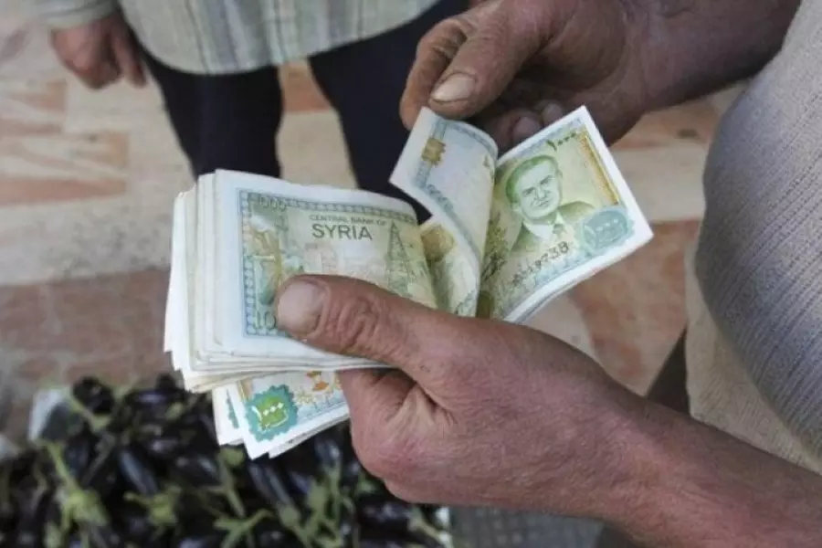 الليرة تهوي لـ 720 أمام الدولار.. والأسد يدعم مواليه بزيادة رواتب بـ "28 دولار"