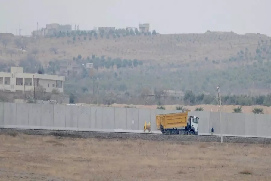 تركيا على وشك الانتهاء من بناء الجدار الإسمنتي على طول الحدود السورية
