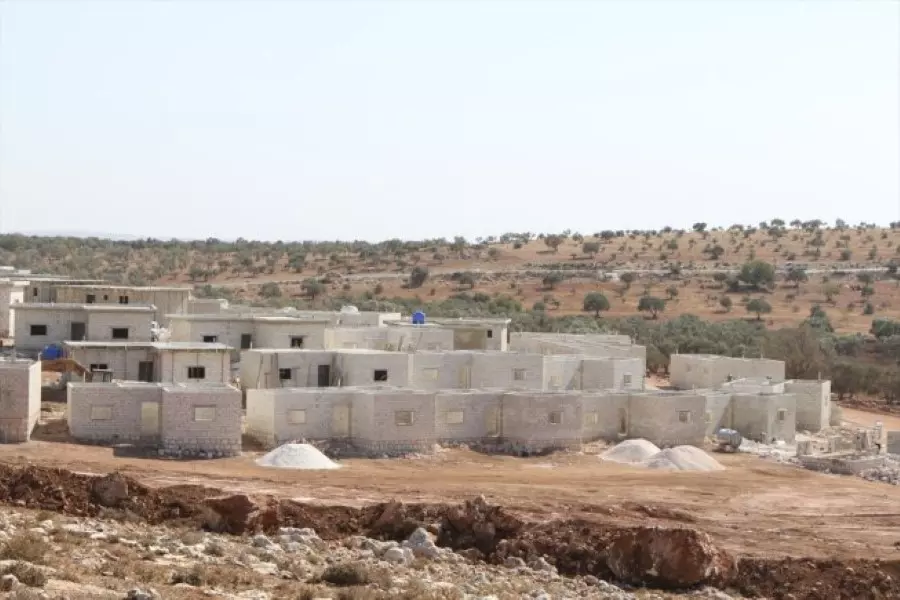 مشكلة نقص المساكن في الشمال .... استمرار مشروع بناء القرية السورية في ريف إدلب