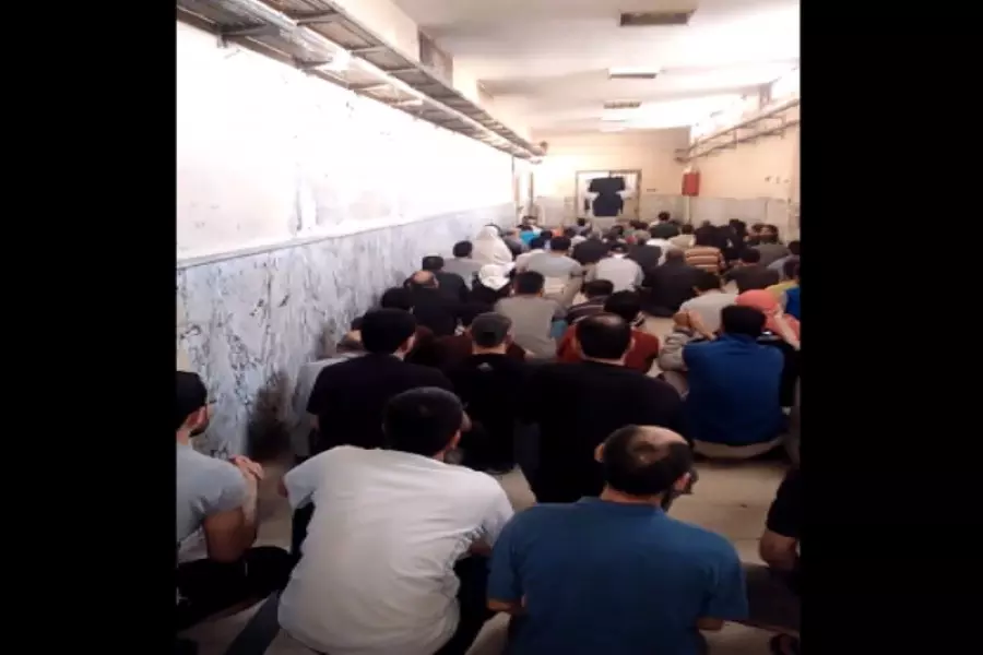معتقلو "سجن حمص المركزي" يعلقون إضرابهم بعد وعود باستجابة لمطالبهم