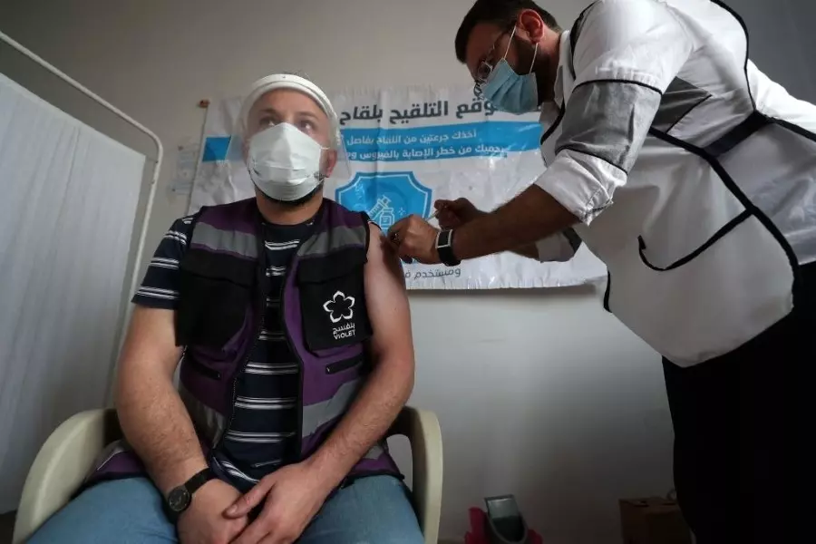 تصاعد حصيلة "كورونا" بمناطق النظام وقسد .. واستمرار التطعيم في الشمال السوري