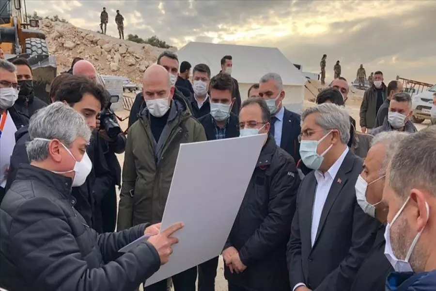 وزير الداخلية التركي يزور إدلب ويجري جولة تفقدية لمشروع منازل مؤقتة