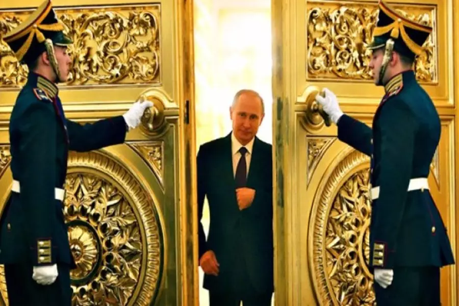 بوتين بين القصر والمفوض