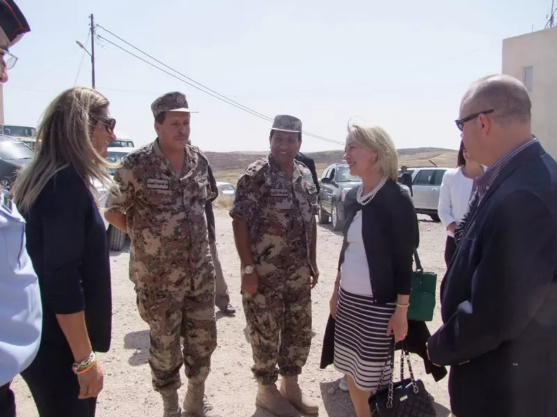 116 لاجئ سوري يصل إلى  الحدود مع الأردن .. السفيرة الأمريكية تزور نقطة حدودية