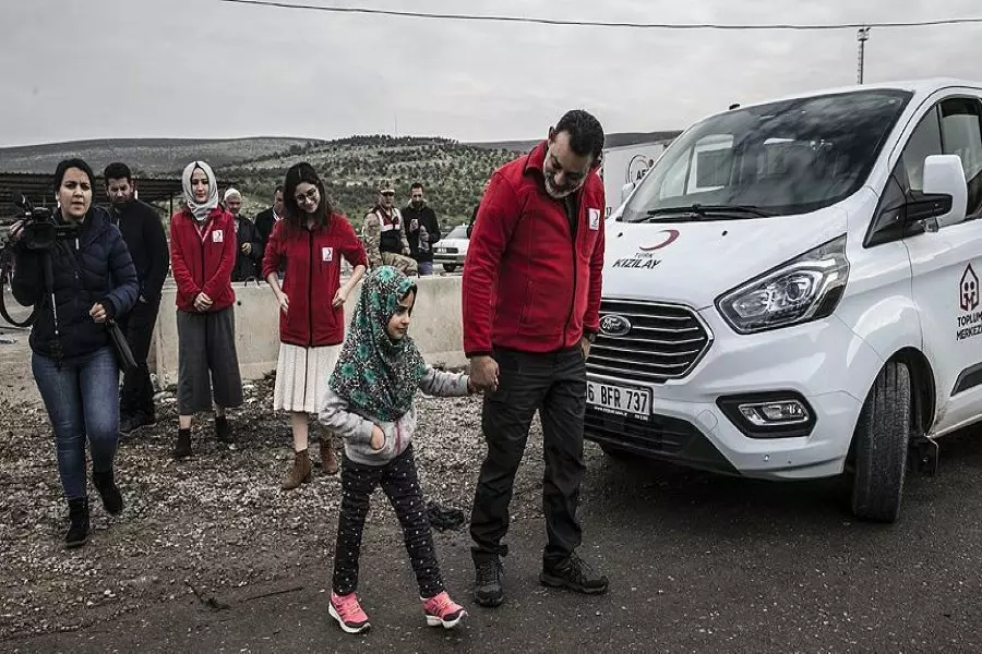 ستذهب لمدرستها مشيا ... الطفلة "مايا" تعود لسوريا بعد تركيب طرفين صناعيين لها في تركيا