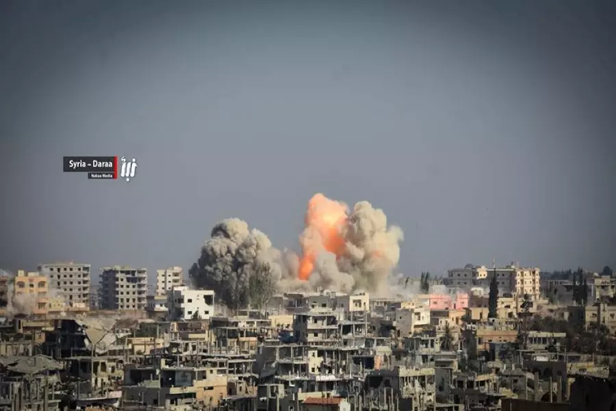 قصف جنوني بعشرات الغارات وصواريخ الفيل ... معارك في "منشية درعا"