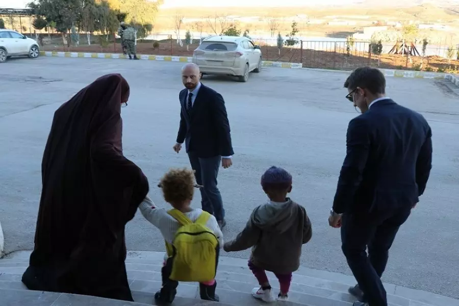 "الإدارة الذاتية" تسلم طفلين وامرأة من "داعش" لوفد من الخارجية النرويجية بالقامشلي