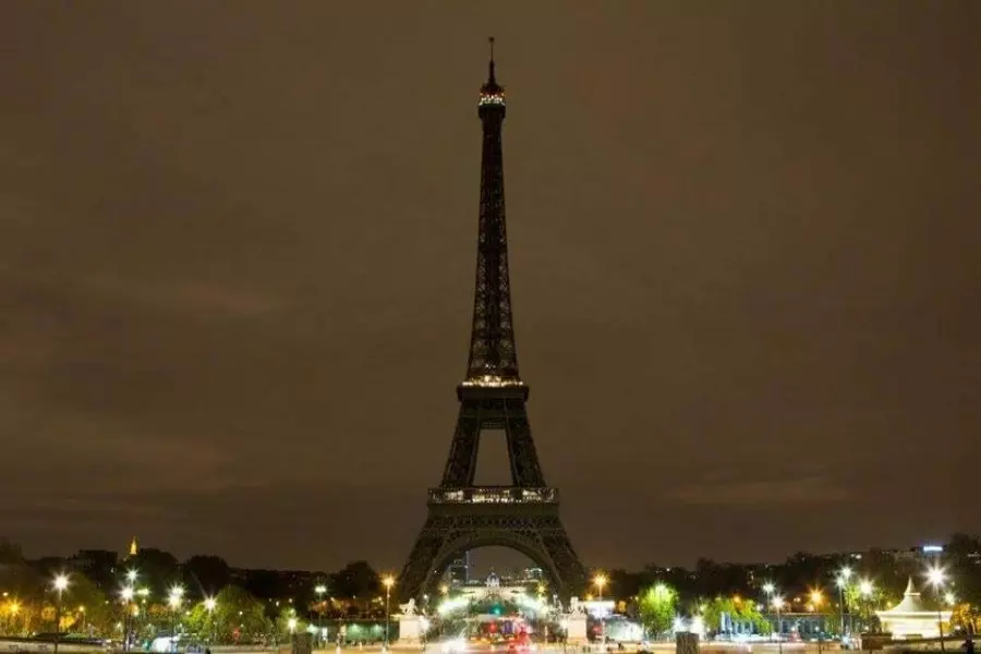 للفت نظر العالم والمجتمع الدولي للوضع الكارثي في حلب .. باريس تطفئ أضواء برج إيفل