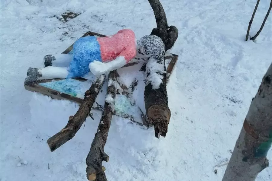 بالثلوج والطلاء الزيتي.. تركي يصنّع مجسّماً للطفل السوري "أيلان"