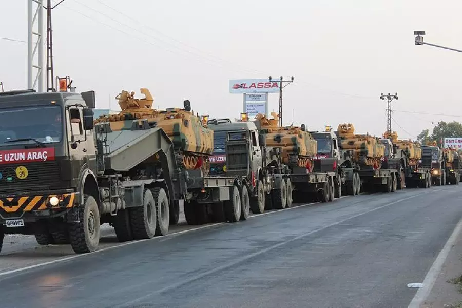 القوات التركية تدفع بتعزيزات عسكرية إضافية لحدود إدلب ومحللون: رسالتها واضحة لن نقبل أي هجوم بري