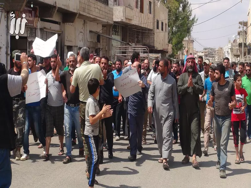 المدنيين في درعا البلد يتظاهرون للمطالبة بتحرير مدينة درعا و تنديدا بتخاذل القادات