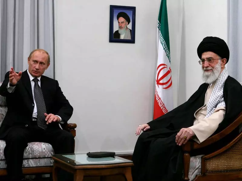 لماذا يُحجِّم بوتين إيران؟