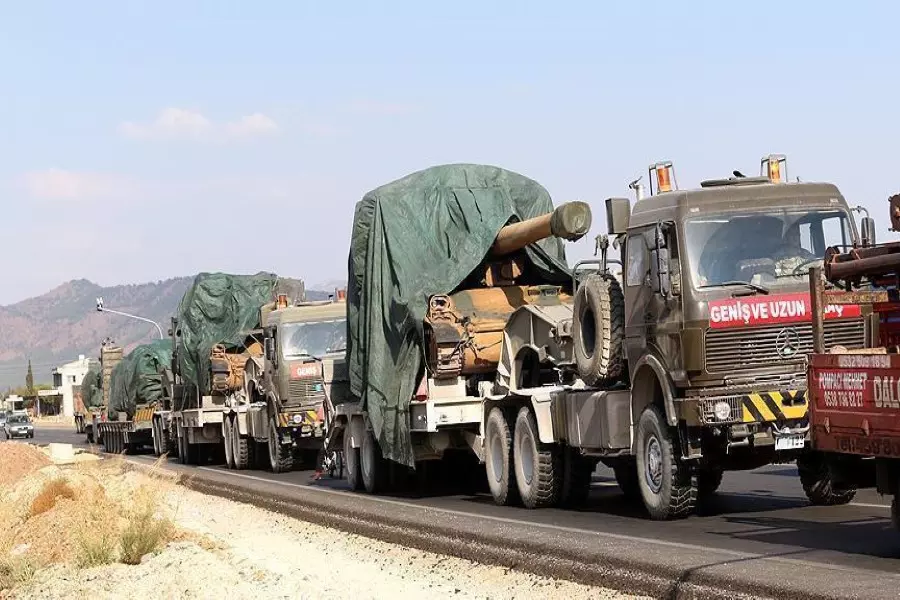 تركيا تواصل استقدام تعزيزات عسكرية "مدافع ودبابات" للحدود السورية