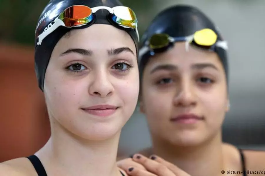 اعتقال السباحة السورية "سارة مارديني" لإنقاذها مهاجرين من الغرق