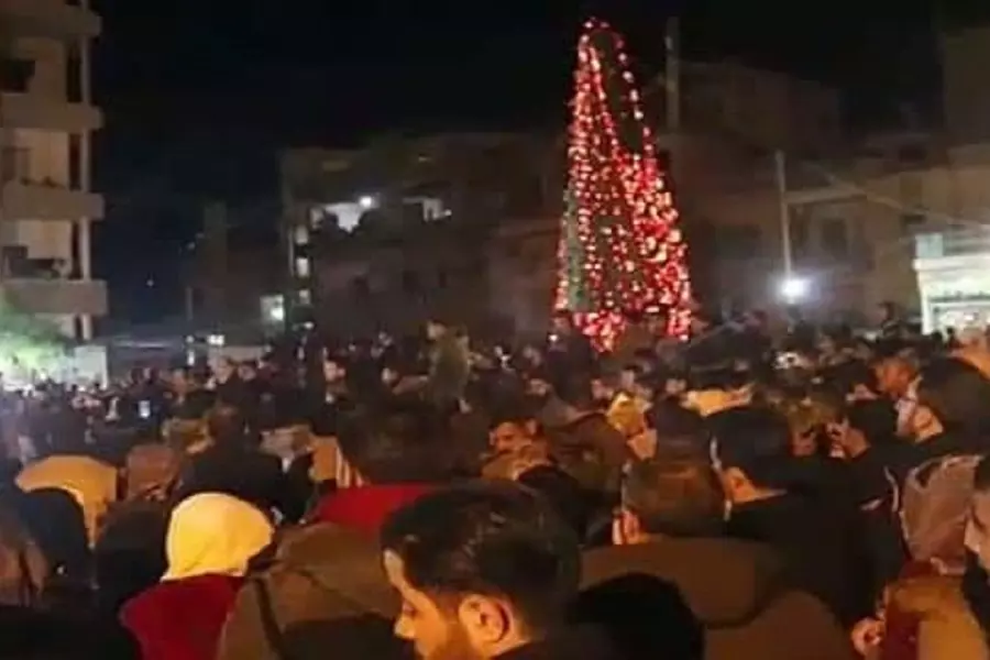 بغياب المسيحيين .... شبيحة الأسد تضيئ شجرة الميلاد في دير الزور
