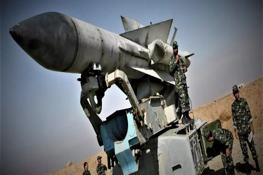ذي ديلي بيست الأمريكية: إيران تستعيد صواريخها "الغبية" في سوريا لتطويرها