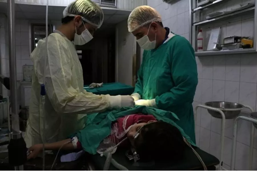 طلاب سوريون يتطوعون لترجمة الحالة المرضية بين اللاجئين والأطباء في مشفى تركي