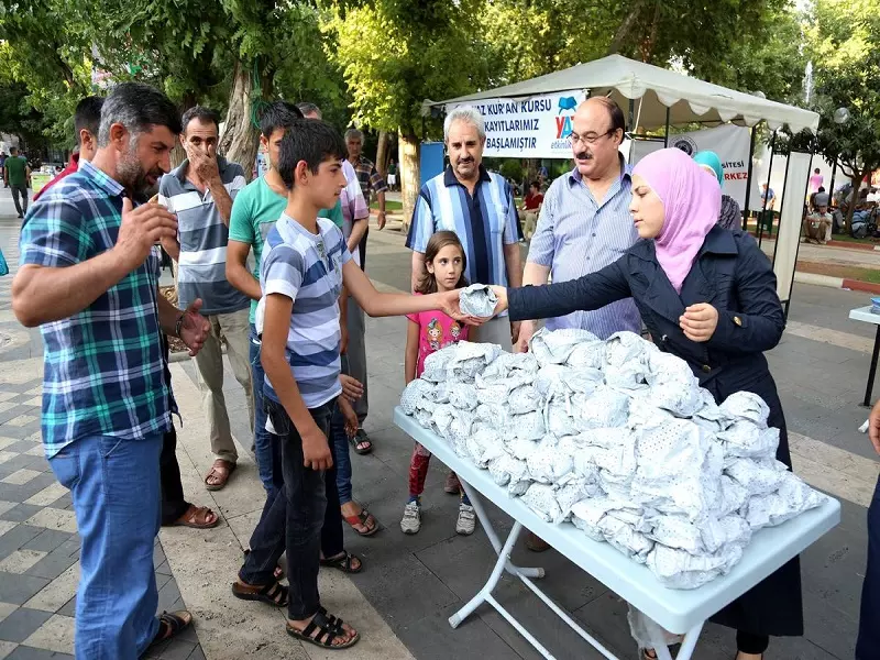 مبادرة شكر من السوريون في ولاية "أديامان".. وجبات إفطار للمواطنين الأتراك (صور)