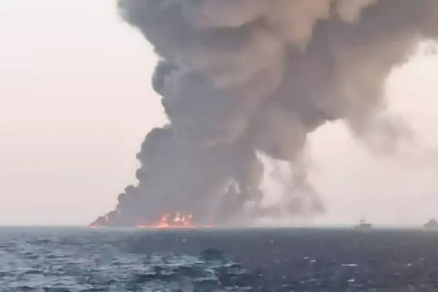 لأسباب مجهولة.. حريق يتسبب بغرق سفينة حربية ايرانية