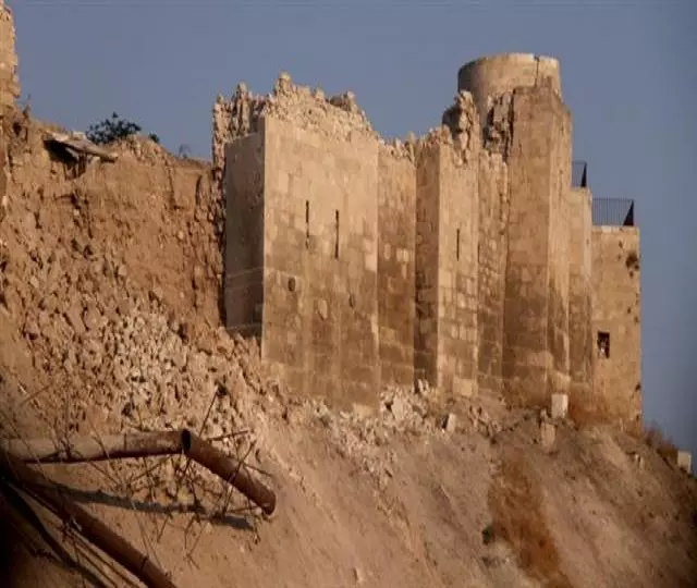إنهيار جزء من السور الرئيسي لقلعة حلب