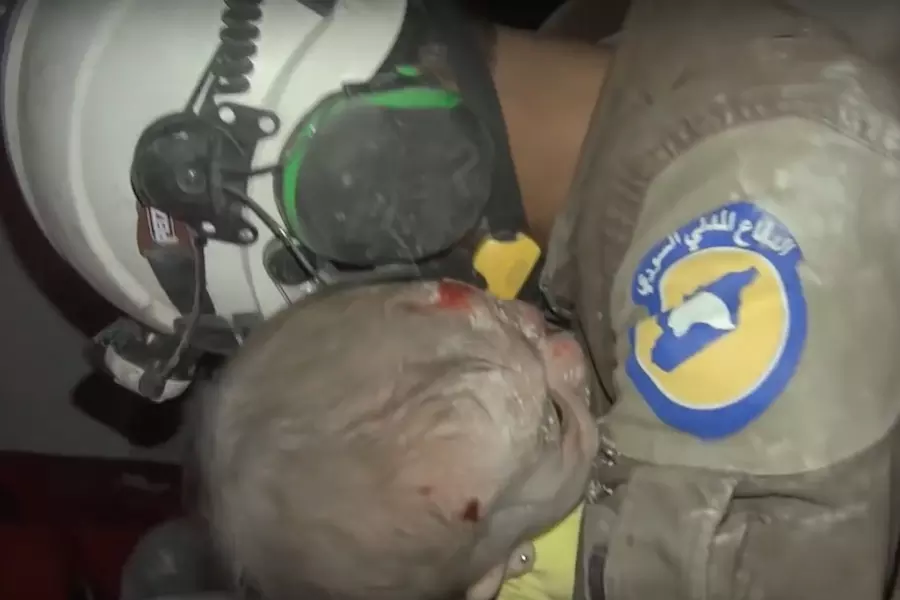 حرّك مشاعر الكثيرين .. عنصر في الدفاع المدني يبكي  فرحاً بانقاذ طفلة في ادلب