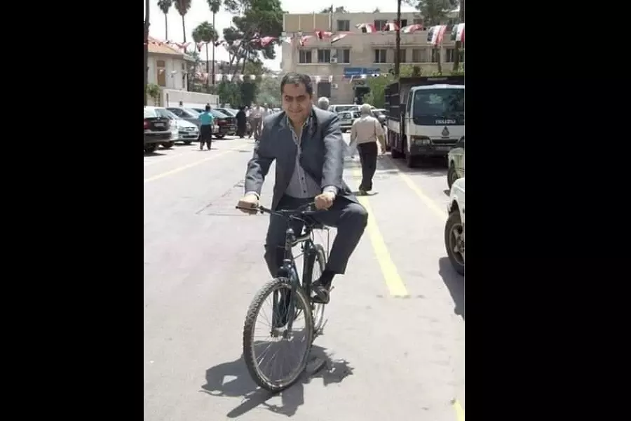 طريقة مبتذلة ورسالة تافهة .. مسؤول بنظام الأسد على دراجة هوائية بدمشق