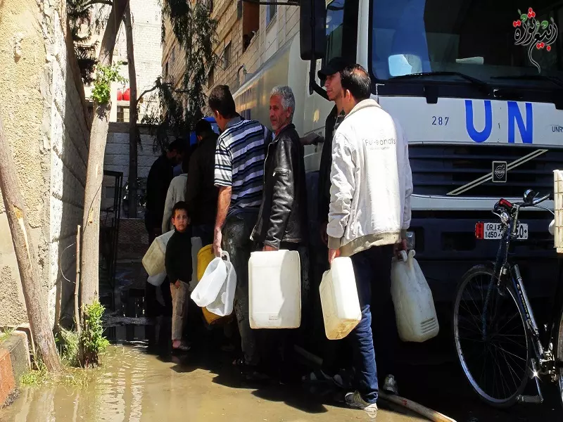 سيارات محملة بالخبز والمياه تدخل إلى بلدة بيت سحم لإغاثة نازحي مخيم اليرموك