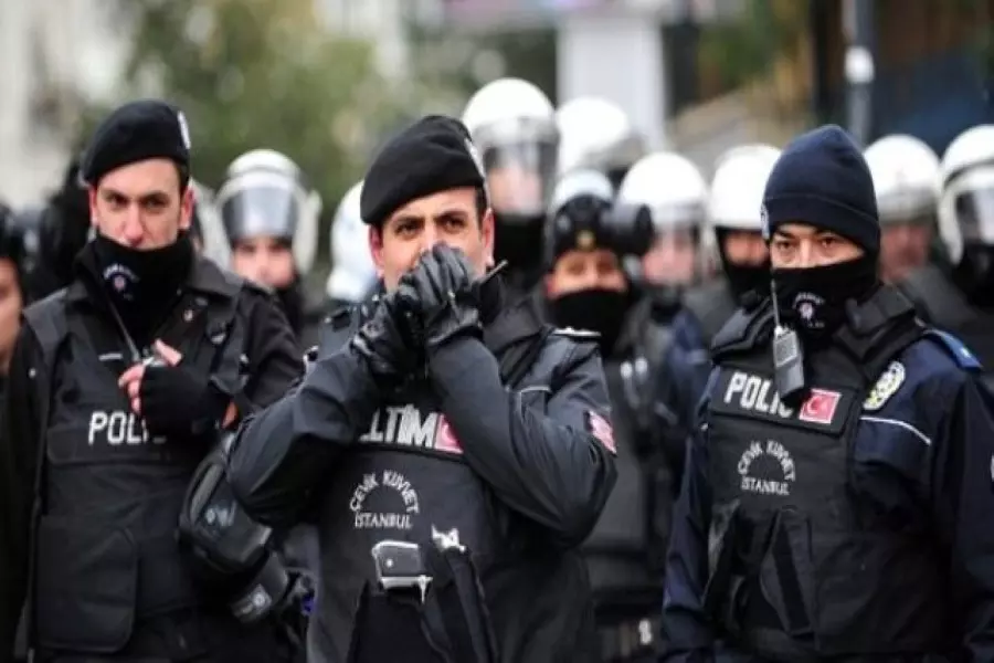 بتهمة "تهريب إرهابيين" ... الشرطة التركية توقف 3 بحّارة سوريين