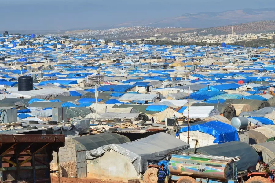 آلاف المحرومين من المساعدات في المخيمات .. وأكثر من 120 ألف سلة تخزنها "تحرير الشام" في مستودعاتها .. !!