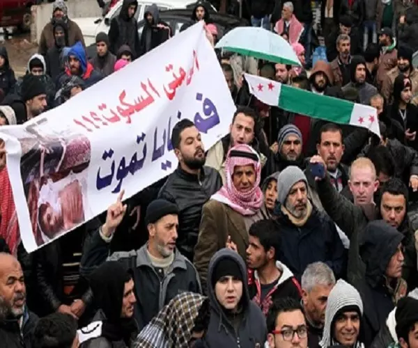 لبنان ... متظاهرون يقطعون الطريق الدولي مطالبين بفك الحصار عن مضايا