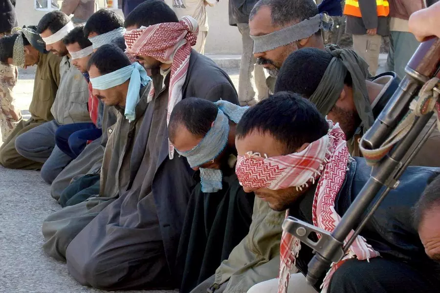 نساء ووجهاء قرية القيروان بريف الحسكة يخلصون بعض المعتقلين من قبضة قوات الحماية الشعبية الكردية