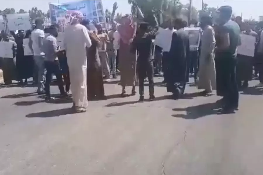 مظاهرة شعبية مناهضة للنظام وقسد بريف الرقة تضامناً مع ديرالزور