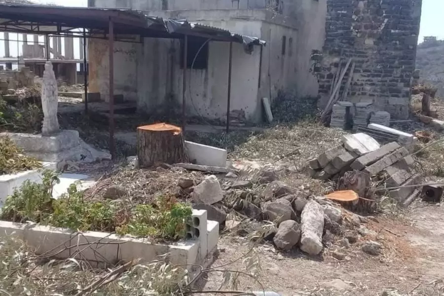 "وفق مناقصة رسمية" مفتي النظام في حمص يبرر قطع أشجار مقبرة وبيعها