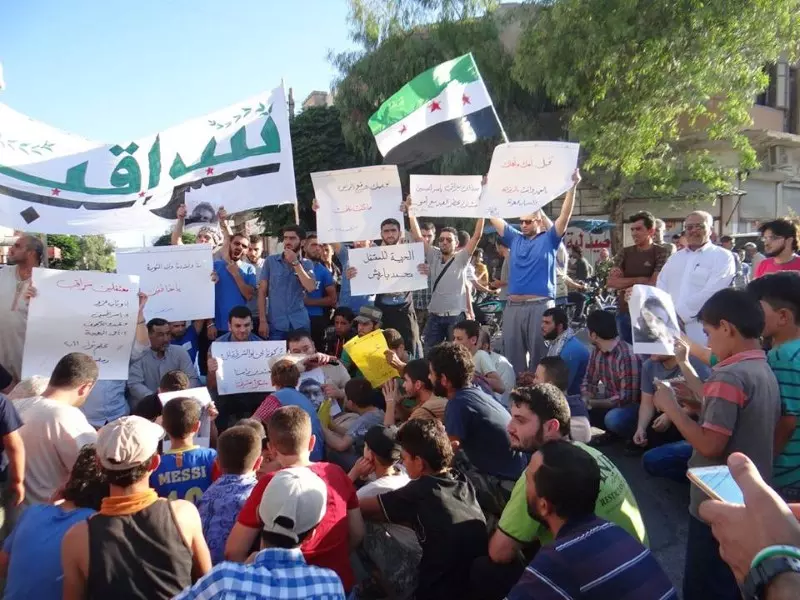 مظاهرات في سراقب تطالب بالإفراج عن المعتقلين قبل حلول العيد