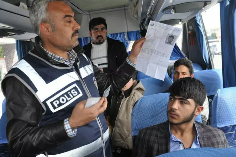 "الهجرة التركية" تحذر السوريين من مخالفة القوانين والانتقال بين المحافظات دون "إذن السفر"