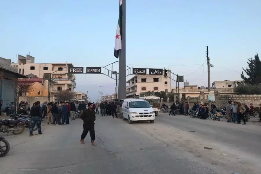 بعد مظاهرات ضد الفصائلية .. متظاهرون في بنش يرفعون علم الثورة السورية على أحد مداخل المدينة
