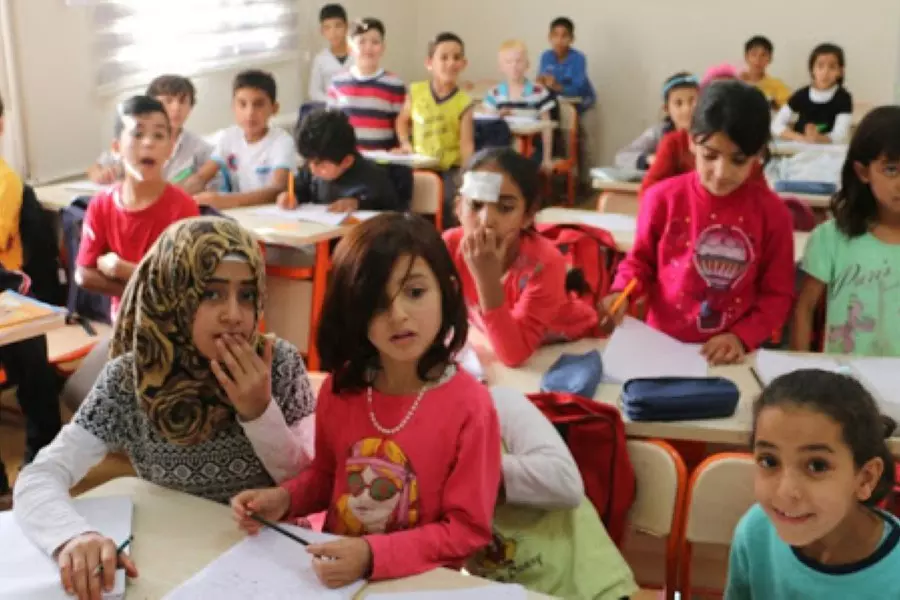 التربية التركية تعد مشروع لدعم اندماج الأطفال السوريين بنظام التعليم التركي