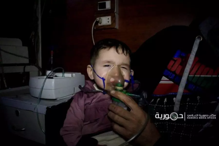الغوطة تستنشق "الغازات السامة" .... حالات اختناق في صفوف المدنيين في حمورية وسقبا