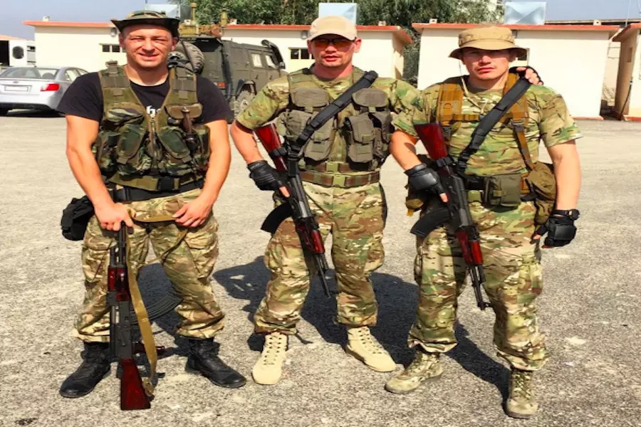 جنود روس في “الكاستلو” ضمن مركز “مراقبة متحرك" لضمان الهدنة و ادخال المساعدات