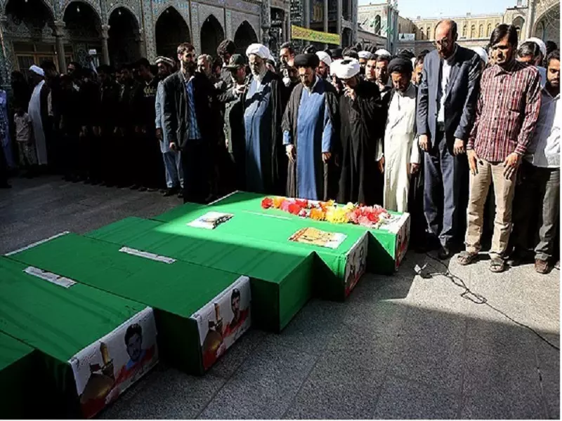 سبع باكستانيين من الشيعة يدفنون في قم .. بعد قتلهم على يد ثوار سوريا