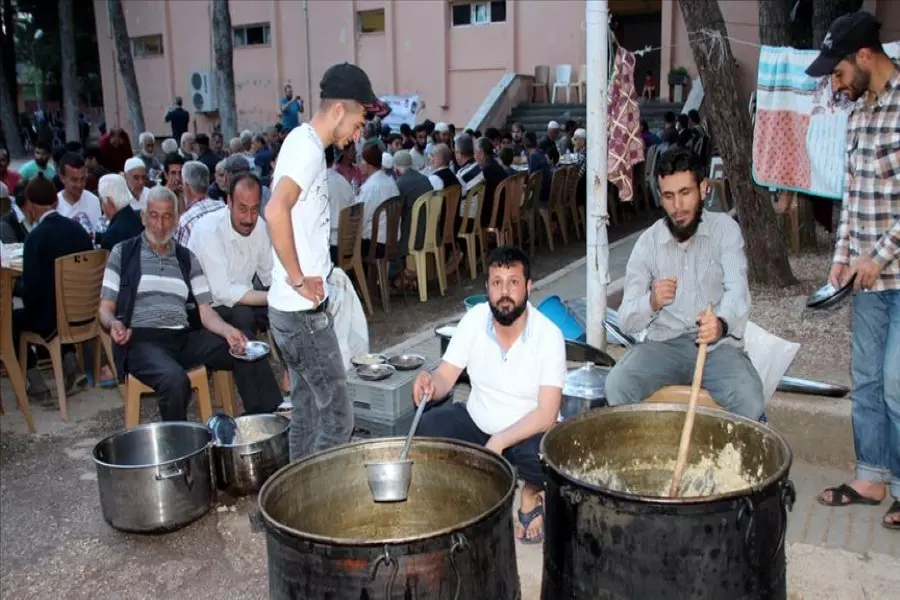 هيئة الإغاثة التركية تقيم مأدبة إفطار لألف شخص في مخيم اللاجئين السوريين